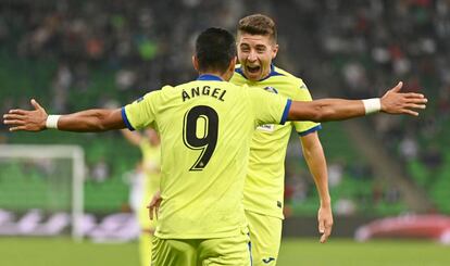 Ángel celebra uno de sus goles con Portillo.