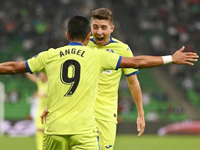 Ángel celebra uno de sus goles con Portillo.