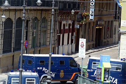 Furgones de la policía vigilan el exterior del hotel donde ETA colocó la bomba desactivada ayer.