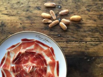 Plato de jamón en la bodega de Cinco Jotas, en Jabugo (Huelva).