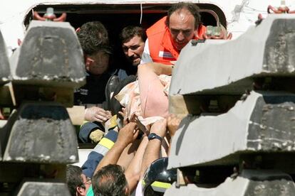 Al menos ocho personas han fallecido y 37 han resultado heridas esta tarde al descarrilar el tren en el que viajaban, a la altura de Villada, un municipio situado a unos 30 kilómetros de Palencia