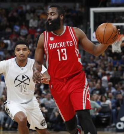 Harden perseguido por Harris.