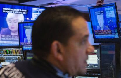 Un agente bursátil escuchando a Janet Yellen