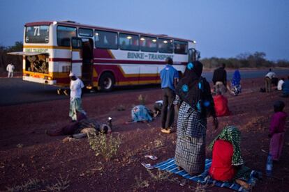 Paragem do ônibus da linha Bamako Mopti. Um grupo de passageiros reza a oração do Magreb à queda do sol. A penúltima oração do dia.