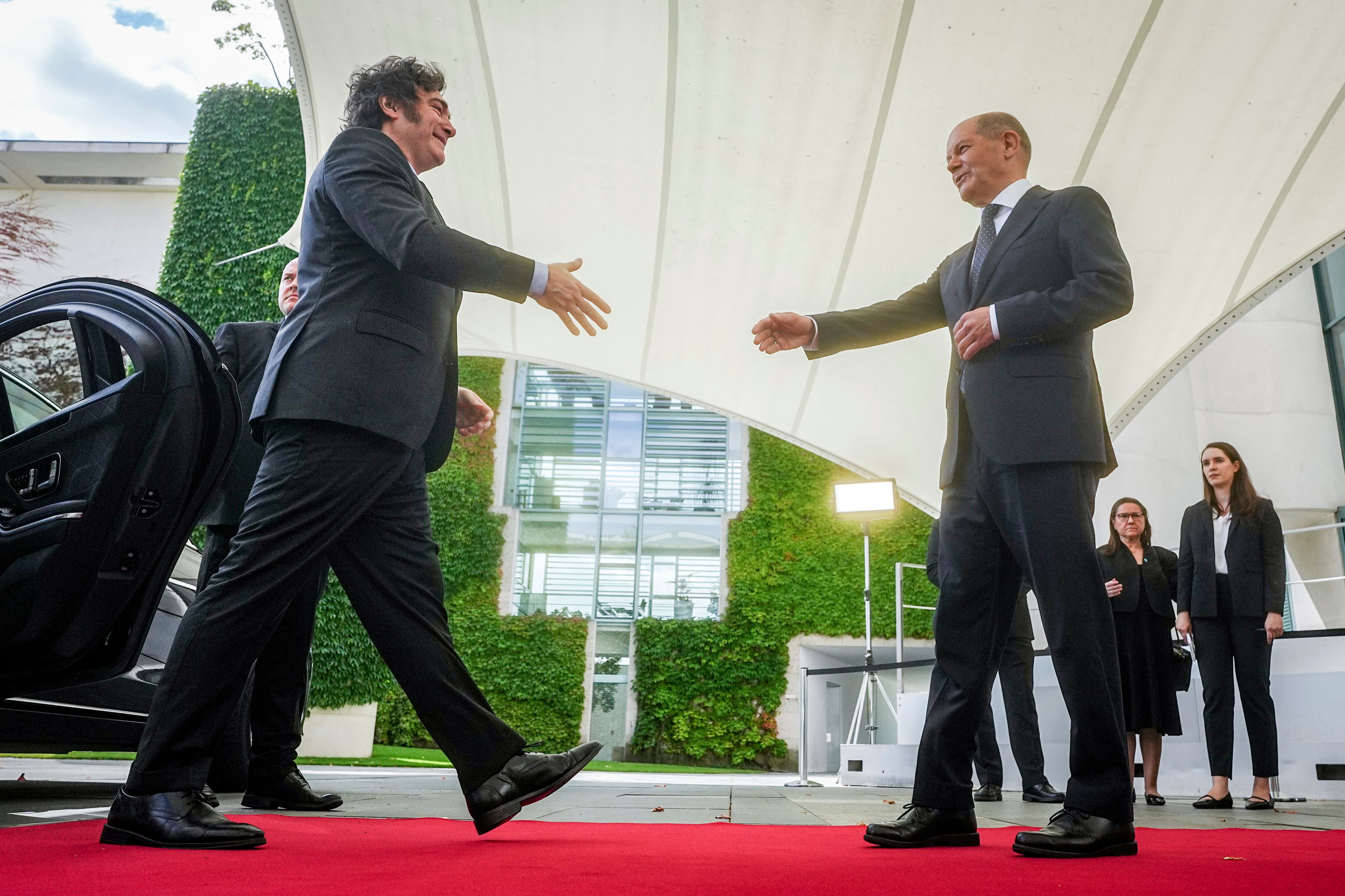  Olaf Scholz, a la derecha, saluda a Javier Milie, este domingo en Berlín. 