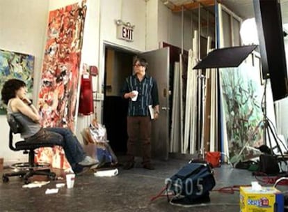 Paul Hasegawa-Overacker, en el centro, en el estudio de Cecily Brown.