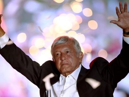 El candidato a la presidencia de M&eacute;xico Andr&eacute;s Manuel L&oacute;pez Obrador, en su discurso de cierre de campa&ntilde;a en el estadio Azteca de Ciudad de M&eacute;xico 