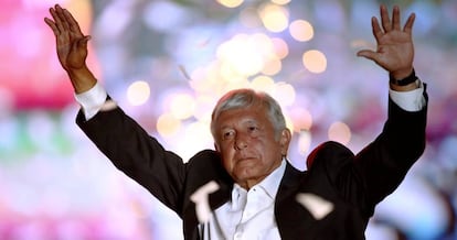 El candidato a la presidencia de M&eacute;xico Andr&eacute;s Manuel L&oacute;pez Obrador, en su discurso de cierre de campa&ntilde;a en el estadio Azteca de Ciudad de M&eacute;xico 
