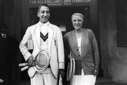 Suzanne Lenglen, vestida con cardigan, acompañada del también tenista René Lacoste.