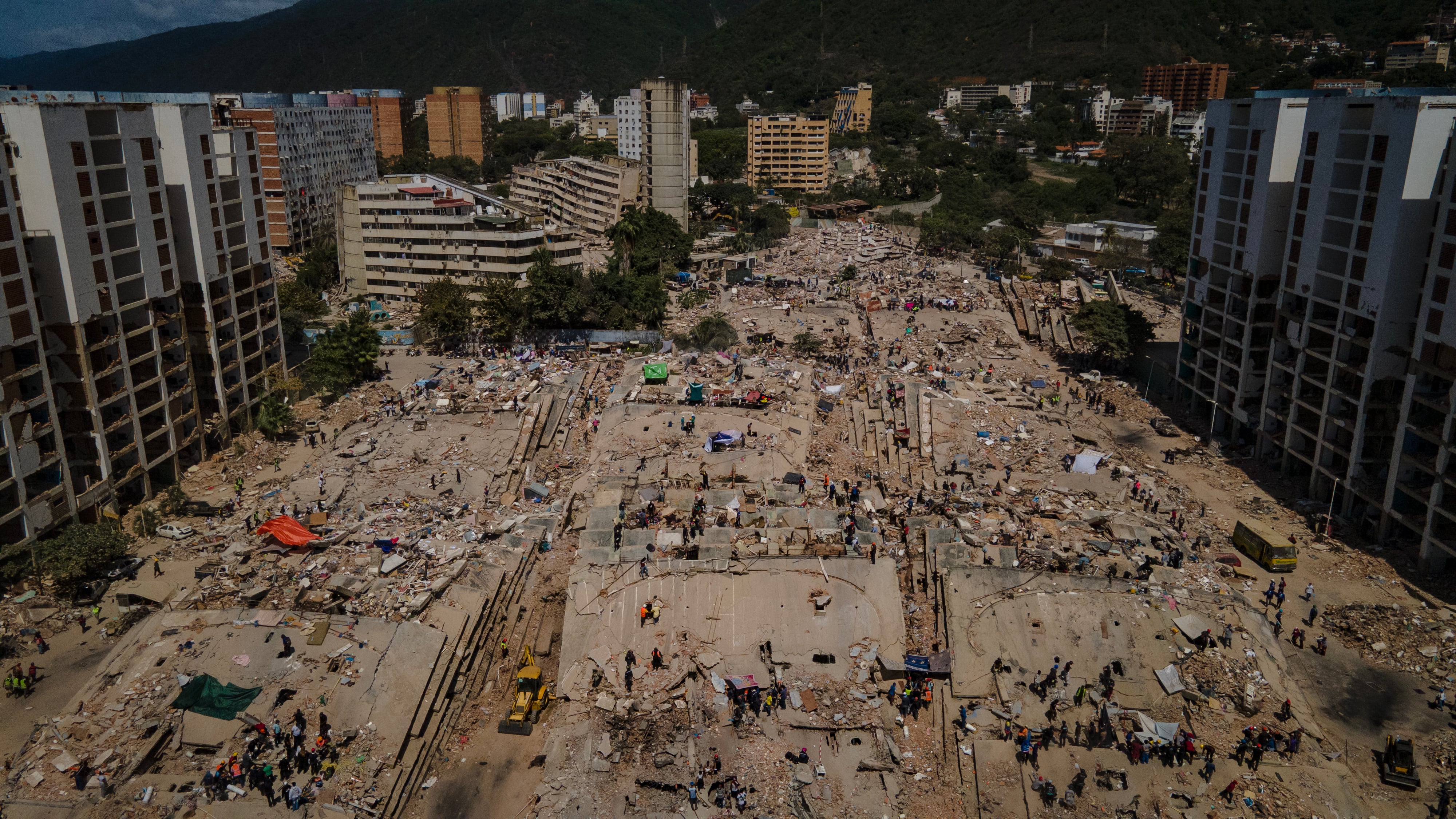 Última hora del terremoto en Venezuela, en directo | El Gobierno de Venezuela eleva a 1.943 los fallecidos por el terremoto y a 10.571 los heridos