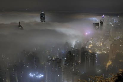 Rascacielos parcialmente cubiertos por niebla en Hong Kong (China). 