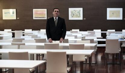 <b>"MUCHAS NEGOCIACIONES SE CIERRAN EN LA CAFETERÍA"</b> Javier Gutiérrez Hurtado es el maitre de la cafetería y el restaurante del Congreso. Lleva 33 años en la Cámara y tiene 50 personas a su cargo. Está acostumbrado a ver a los diputados decirse de todo en el pleno y luego reírse delante de un café como si nada. "Al final le coges cariño a los políticos. La mayoría son de fuera y quieren que les quieras".