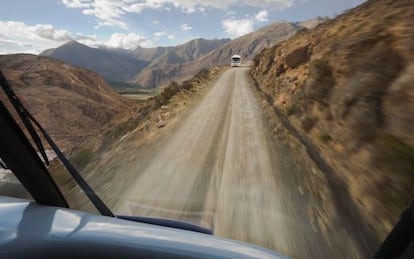 Carretera de montaña cerca de Urubamba, en la región andina de Cuzco (Perú).