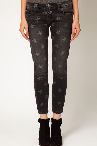 Vaqueros pitillo en negro con estampado de estrellas blancas que puedes comprar de Current/Elliot (284 euros).