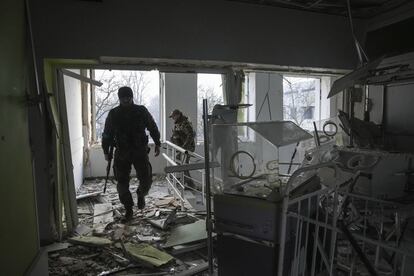 Dos militares ucranios trabajan en el interior del hospital atacado. El presidente ucraniano publicó un vídeo en el que se podía ver el alcance de la destrucción en el complejo médico.