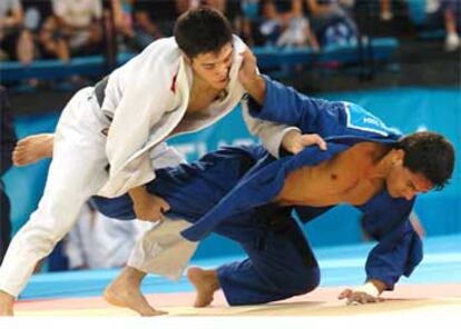 El español Kiyoshi Uetmasu, a la izquierda, perdió su combate con el brasileño Leandro Guilheiro.