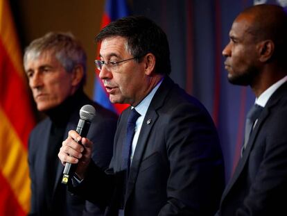 Bartomeu, junto a Abidal, presenta a Setién.