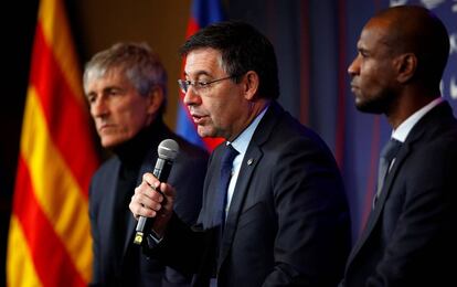 Bartomeu, junto a Abidal, presenta a Setién.