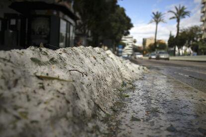 Una intensa granizada ha cubierto de blanco a Málaga capital, la granizada, que se ha producido sobre las 5.30 horas, ha dejado numerosas zonas de Málaga capital cubiertas de un manto blanco que no se veía desde hace años.