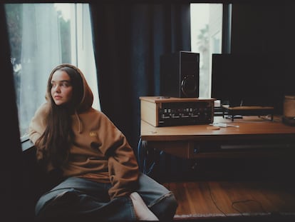 Carly Gibert en el estudio de Los Ángeles con prendas de la colección Lee® X Pull&Bear.