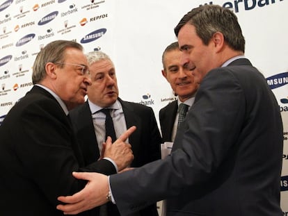 Florentino P&eacute;rez conversa con Miguel Cardenal.
 
 