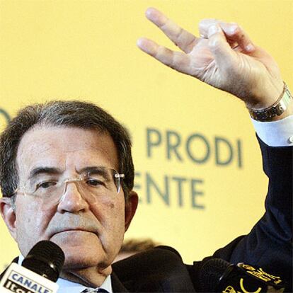 Prodi hace la señal de la victoria durante una comparecencia en la sede de su partido.