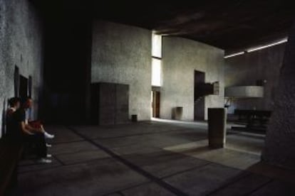 Interior de Notre Dame de Haute, en Ronchamp (Francia).