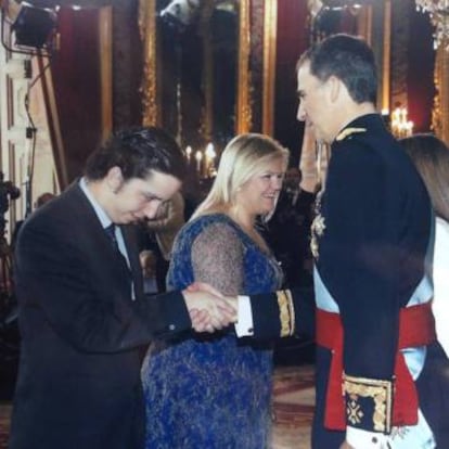 Francisco Nicolás Gómez Iglesias saluda al rey Felipe el día de la coronación.