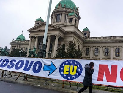 Un cartel sobre la entrada de Kosovo en la UE, en febrero de 2018 en Belgrado.