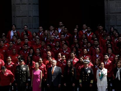 La delegación mexicana para los Juegos Centroamericanos y del Caribe, junto a Claudia Sheinbaum y Andrés Manuel López Obrador