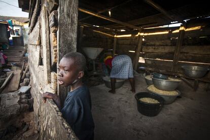 Un taller de procesado de maíz en la aldea ghanesa de Nyanyano. La harina de maíz es un alimento básico en la dieta de los ghaneses, ya que es el ingrediente principal para preparar el 'banku', una masa que es la base de las comidas. La ONG de voluntariado Ubelong trabaja para combatir la desnutrición infantil en el país. He aquí algunas imágenes que ilustran su proyecto en colaboración con Newton Europe.