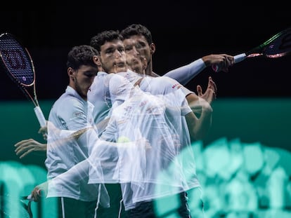 Pablo Carreño golpea la pelota durante un entrenamiento en el Martín Carpena.