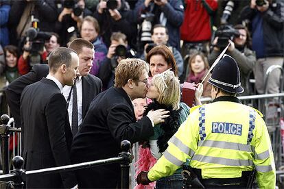 Elton John estaba radiante y no ha dudado en compartir su alegra con los seguidores que le esperaban a las puertas del consistorio, apodado el <i>Guidhall</i>, para felicitarle. La afortunada es Clare McCulloch, que ha logrado burlar a los guardaespaldas y besar a su dolo.     La pareja ha pedido que no les hagan regalos y ha dicho a sus invitados que, si quieren realizar alguna contibucin, ser donada a una organizacin caritativa.