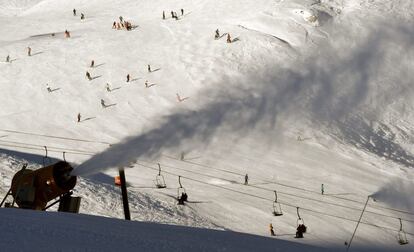 Cañón de nieve en los Alpes franceses.