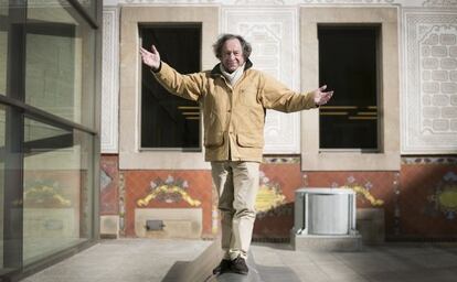 El actor Albert Vidal en el patio del Centro de Cultura Contemporánea de Barcelona (CCCB).