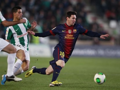 Messi se escapa del marcaje de Caballero.