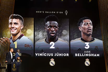 En la pantalla, los tres primeros puestos del Balón de Oro, en una imagen de la gala celebrada el lunes en París.