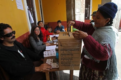 Una mujer deposita su voto hoy, en El Alto, Bolivia.