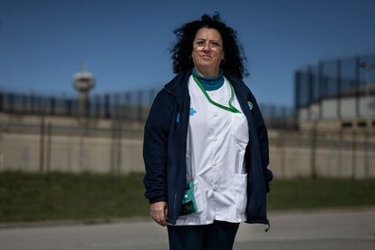 Cristina, enfermera del equipo de atención primaria penitenciaria (EAPP) de la Roca del Vallès, fotografiada en los exteriores del centro penitenciario Quatre Camins donde trabaja.