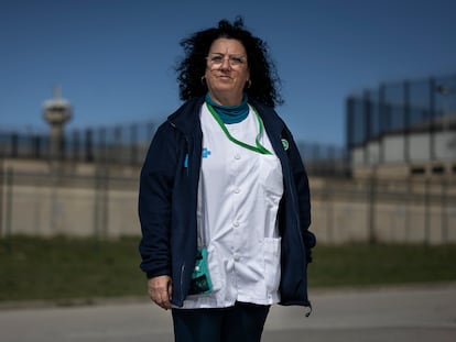 Cristina, enfermera del equipo de atención primaria penitenciaria (EAPP) de la Roca del Vallès, fotografiada en los exteriores del centro penitenciario Quatre Camins donde trabaja.