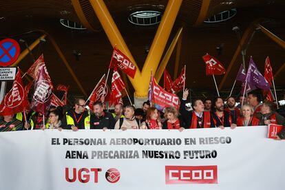 Protesta de Trabajadores de 'handling' de Iberia esta mañana ante la T4 del aeropuerto de Barajas.