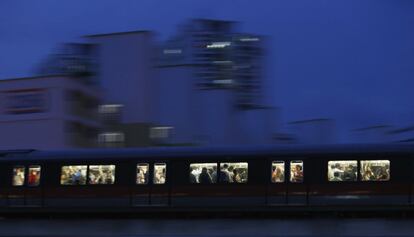 Trabajadores de Singapur vuelven a casa en tren tras la jornada laboral.