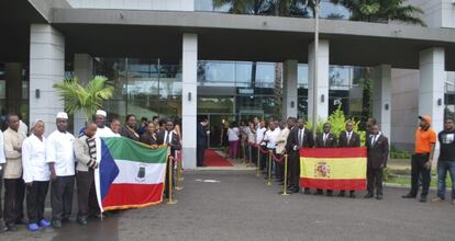 Recibimiento en el aeropuerto de Malabo a los jugadores de la selección española.