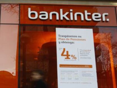 Oferta de planes de pensiones en una oficina bancaria de Madrid