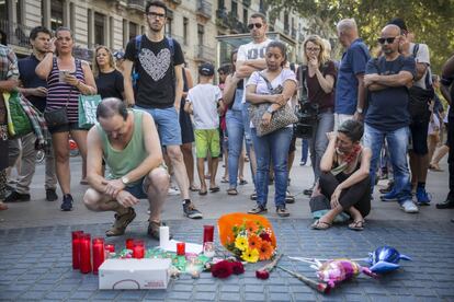 Varias personas se paran frente al mosaico de Miró en las Ramblas de Barcelona después del atentado ocurrido ayer por la tarde en un atropello masivo en el que una furgoneta arrolló a los peatones que paseaban por la zona y que hasta el momento, se ha saldado con 13 personas muertas y más de 50 heridas.