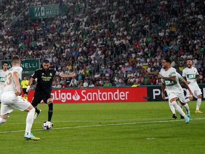 Benzema remata el disparo que supone el 0-2 ante el Elche este miércoles en el Martínez Valero.