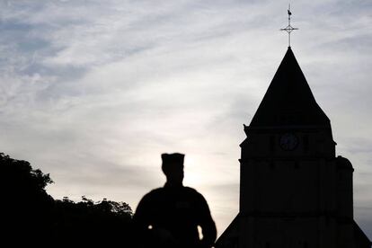 Un policía francés en el exterior de la iglesia Saint-Etienne donde se produje el ataque, el 27 de julio de 2016.