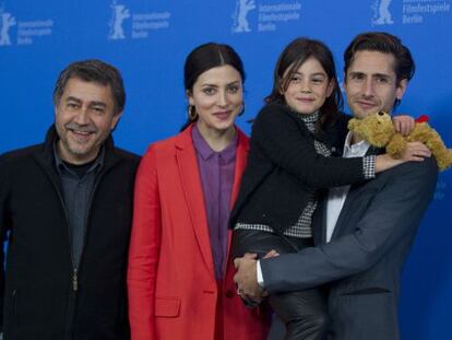 El director Antonio Chavarrias, y los actores Barbara Lennie, Mágica Pérez y Juan Diego Botto, de izquierda a derecha.