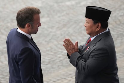 Macron saluda a su homólogo indonesio, el presidente  Prabowo Subianto, invitado de honor en este desfile del 14 de julio.