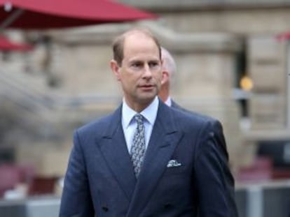 El pr&iacute;ncipe Eduardo, con la pol&eacute;mica corbata.